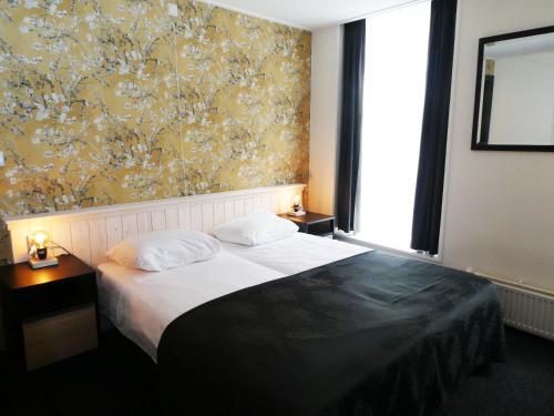 Кровать или кровати в номере Hotel Café Restaurant De Posthoorn