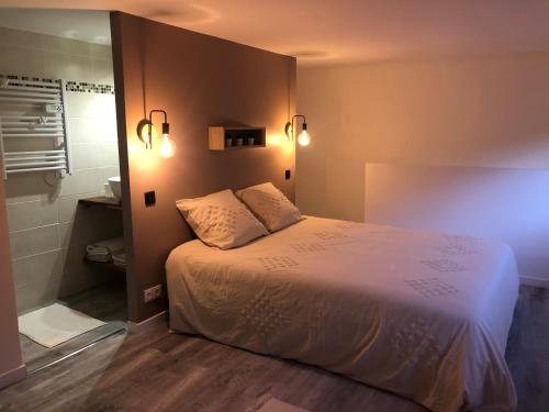 a small bedroom with a bed and a shower at Jardin de la Béchade in Bordeaux