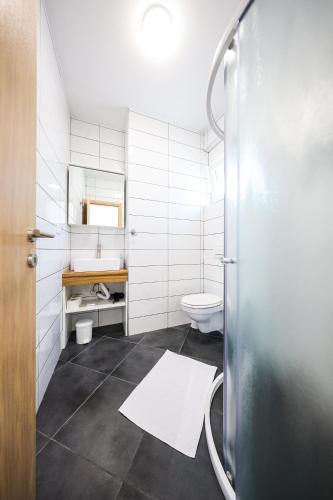 a bathroom with a toilet and a sink at 1oak rentals 2 in Vir