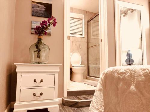 Ett badrum på Elegant Marble Suite #6