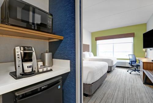 Ένα ή περισσότερα κρεβάτια σε δωμάτιο στο Holiday Inn Express & Suites - Port Elgin