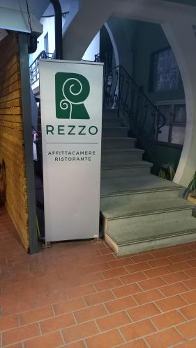a sign that is in front of a stairway at affittacamere rezzo in Monte San Giacomo