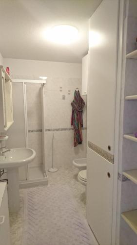 - une salle de bains blanche avec 2 toilettes et un lavabo dans l'établissement K&S 68 Appt Standing vue mer - Garage Inclus, à Roquebrune-Cap-Martin