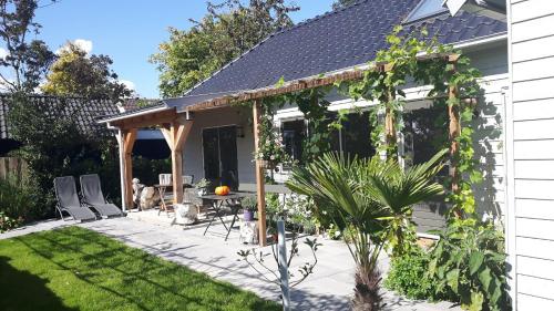 a pergola in the backyard of a house at Woubrugge Logies in Woubrugge