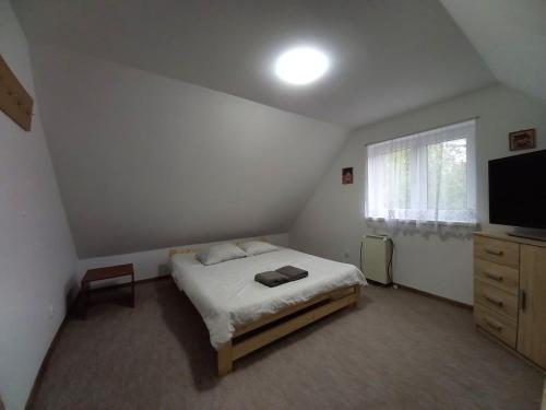 מיטה או מיטות בחדר ב-Domek Letniskowy Całoroczny