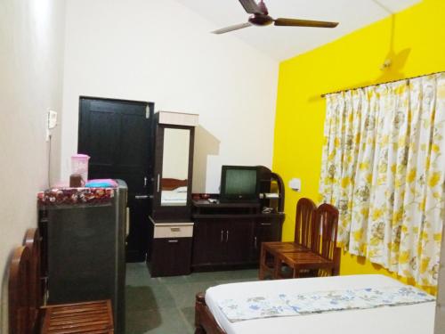 Una cama o camas en una habitación de Shalom Guest House