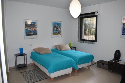 une chambre avec deux lits et une fenêtre dans l'établissement AJACCIO SPLENDIDE VUE MER, à Ajaccio