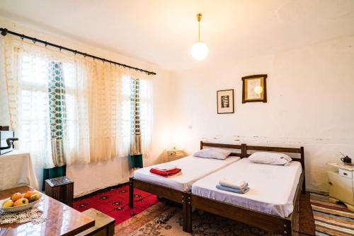 Un pat sau paturi într-o cameră la Etno House Shancheva