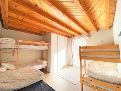 a room with two bunk beds and a window at Le Carot : gîte de montagne indépendant et calme in Campan