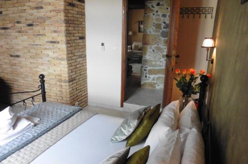 ein Schlafzimmer mit einem Bett mit einer Blumenvase darauf in der Unterkunft Valley View House in Anópolis