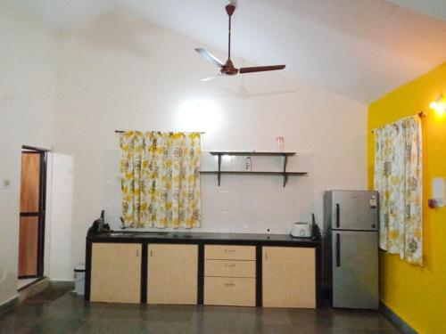 Una cocina o cocineta en Shalom Guest House