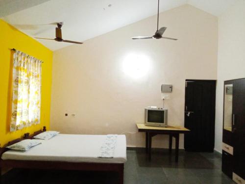Una cama o camas en una habitación de Shalom Guest House