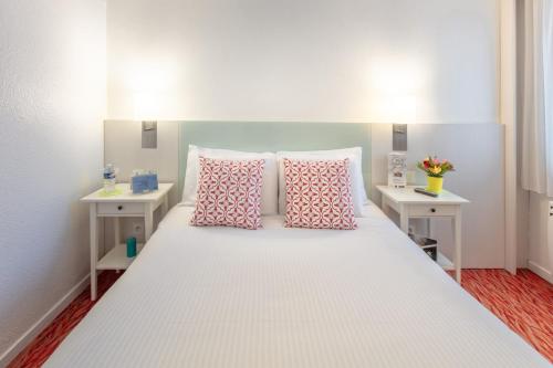 
A bed or beds in a room at Kyriad Toulouse Blagnac Aéroport

