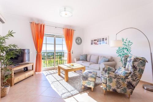 Μια τηλεόραση ή/και κέντρο ψυχαγωγίας στο Lovely 2 bedroom apartment including pool, stunning ocean views & beach closeby