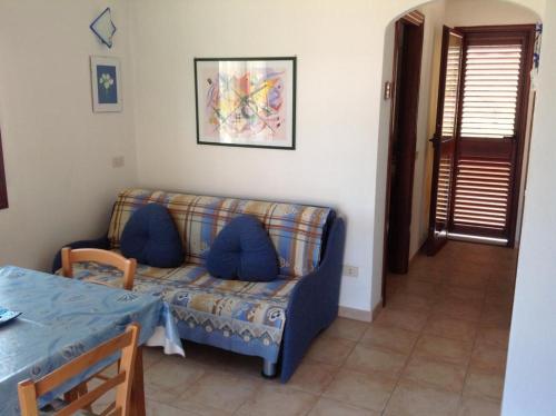 uma sala de estar com um sofá e uma mesa em Residence Mare Sol Appartamento in affitto Budoni em Porto Ottiolu