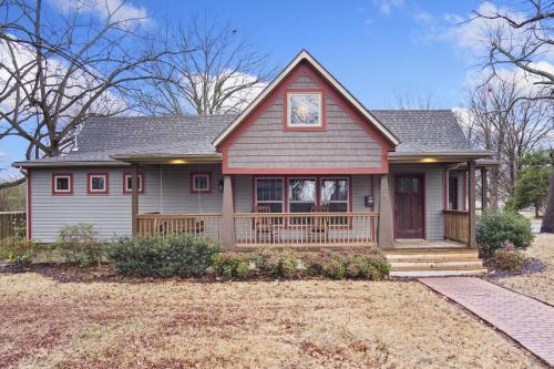 The Oak Hollow - Historic Downtown Rogers