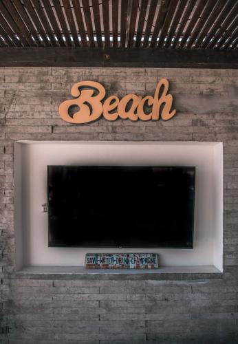 Μια τηλεόραση ή/και κέντρο ψυχαγωγίας στο Cerritos Surf Residences