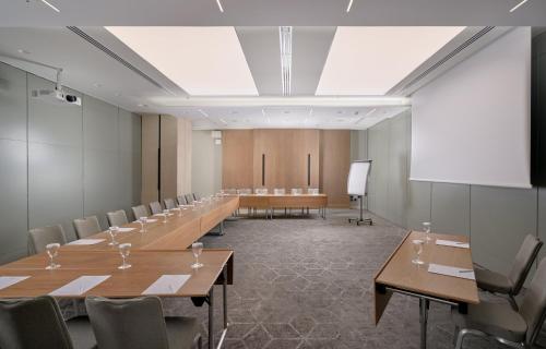 Zona business o sala conferenze di Crowne Plaza Athens City Centre by IHG