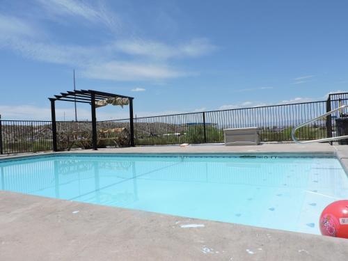 een groot zwembad met een hek op de achtergrond bij Riata Inn - Presidio in Presidio