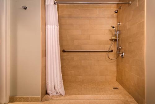 A bathroom at Water's Edge Resort & Spa