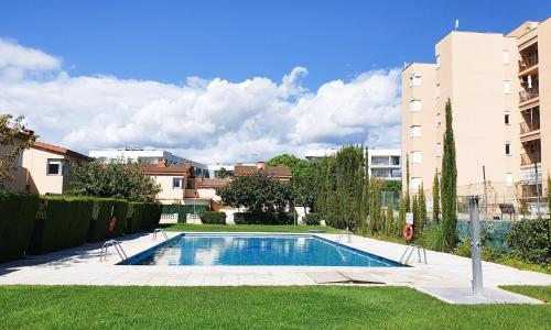 una piscina en un patio con edificios en RNET - Port Estrella 21, en Roses