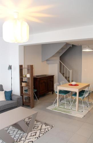 un salon avec une table et des chaises dans l'établissement La Patelle, à Barneville-Carteret