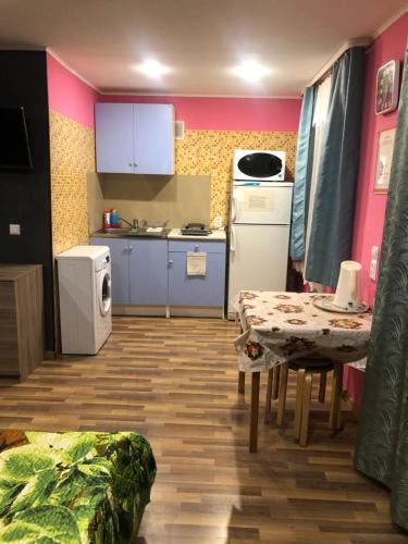 モンチェゴルスクにあるApartments on pr.Metallurgovの小さなキッチン(テーブル付)、小さなキッチン(テーブル席付)