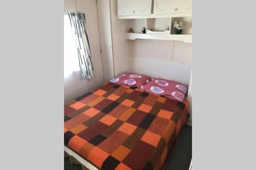 Postel nebo postele na pokoji v ubytování Knusse caravan camping Duinoord 300m van strand