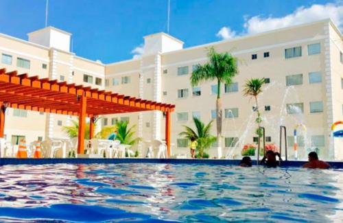 une piscine en face d'un hôtel dans l'établissement Encontro das Águas Thermas Apart, à Caldas Novas