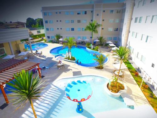- une vue sur la piscine d'un hôtel dans l'établissement Encontro das Águas Thermas Apart, à Caldas Novas