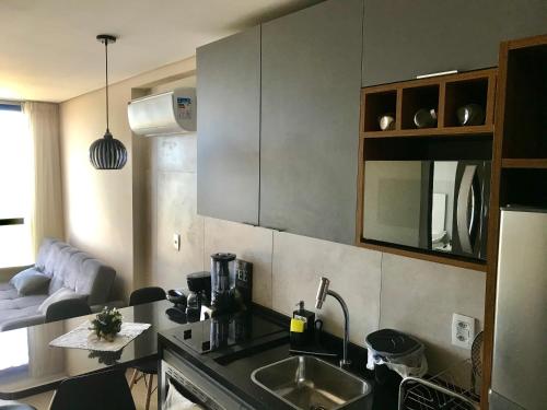 - une cuisine avec un évier et un comptoir dans l'établissement Apartamento no 20º andar Barra Home Stay, à Récife
