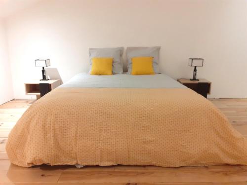 מיטה או מיטות בחדר ב-" Les Lofts de Mérigonde "