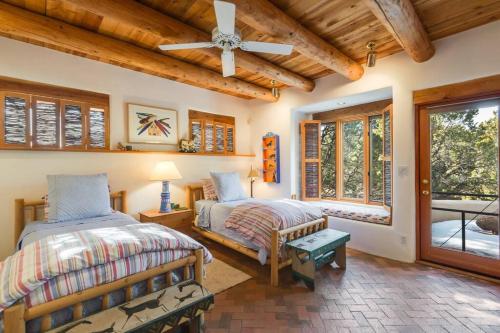 圣达菲Foothills Retreat- Patios, Rooftop Deck, Quiet, 2BR的带两张床和吊扇的卧室