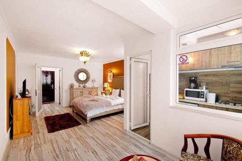 Cet appartement comprend une chambre avec un lit et une cuisine. dans l'établissement Lyla Apartment, à Galaţi