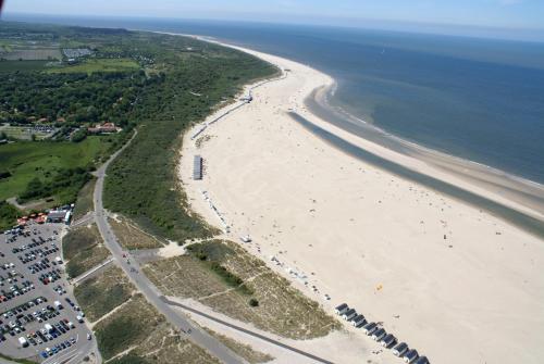 Luftaufnahme eines Strandes und des Meeres in der Unterkunft Nieboer in Vrouwenpolder