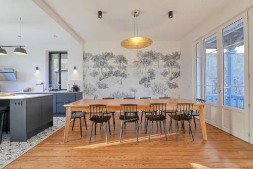 a kitchen and dining room with a wooden table and chairs at Villa Berry Centre Deauville - Chic & Stylée - Plage à 4 min in Deauville