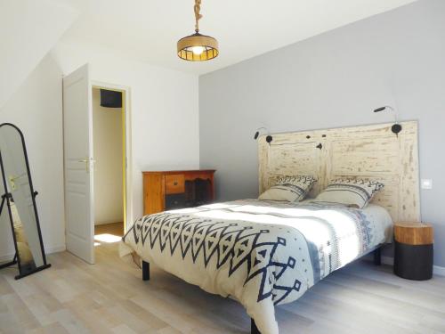 - une chambre avec un grand lit et une couverture zébrée dans l'établissement ADAL-BERHT, à Saint-Maximin