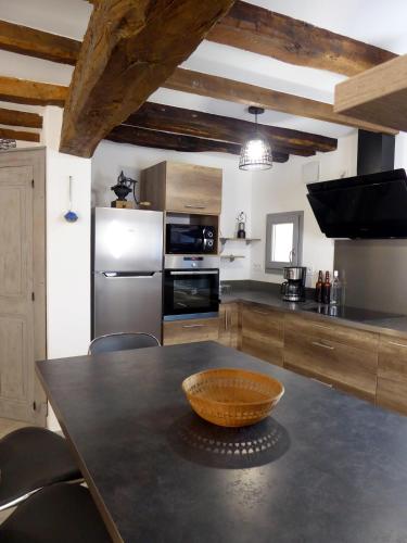 une cuisine avec une table avec un bol dessus dans l'établissement ADAL-BERHT, à Saint-Maximin