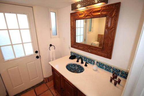ein Bad mit einem Waschbecken und einem Spiegel in der Unterkunft Closson Getaway - Courtyard - Railyard and Plaza in Santa Fe