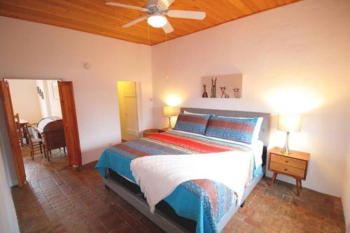 een slaapkamer met een bed en een plafondventilator bij Closson Casita - Patio & Fire Pit - Near Plaza - 1BR in Santa Fe