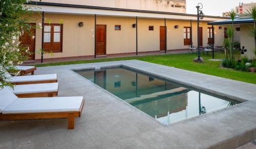 una piscina en el patio de una casa en El Arribo Hotel en San Salvador de Jujuy