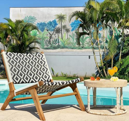 una silla y una mesa junto a una piscina en Casa Lola en Yerba Buena