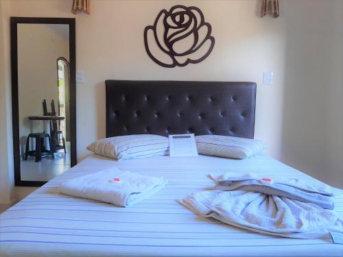 A bed or beds in a room at Morada dos Colibris