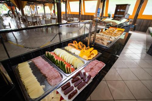 un buffet con diversi tipi di cibo in esposizione di Hotel Porto dos Milagres a Aparecida