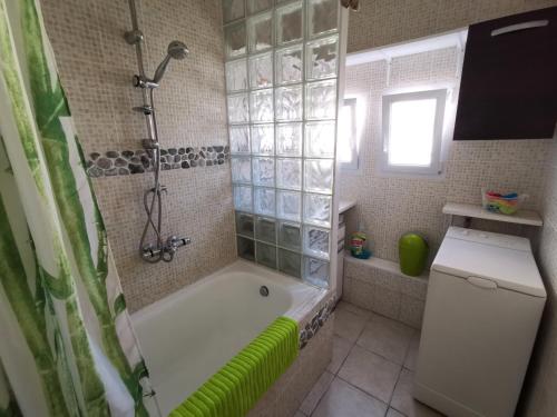 Uma casa de banho em Maison de vacances 3 chambres à 400 m de la plage Kairon - Saint Pair sur mer