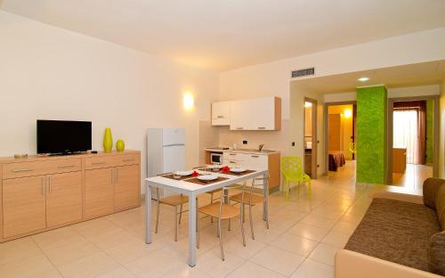 Dapur atau dapur kecil di Diano Sporting Apartments