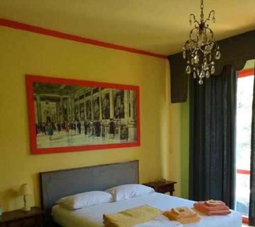 ein Schlafzimmer mit einem Bett und einem Wandgemälde in der Unterkunft Benvenuti A Casa Incerpi in Montecatini Terme