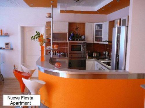 Nueva Fiesta Apartmentにあるキッチンまたは簡易キッチン