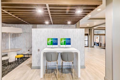 Η κουζίνα ή μικρή κουζίνα στο Holiday Inn Express Hotel & Suites Ohio State University- OSU Medical Center by IHG