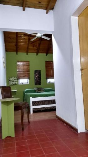 a bedroom with green walls and a bed in a room at La Daimalé Apart in Colón